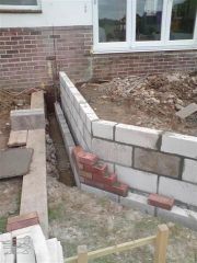 Lay blockwork and bricks
