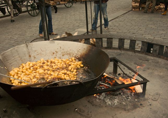 Giant-Pan-Cooking-Potatoes-in-Prague.jpg