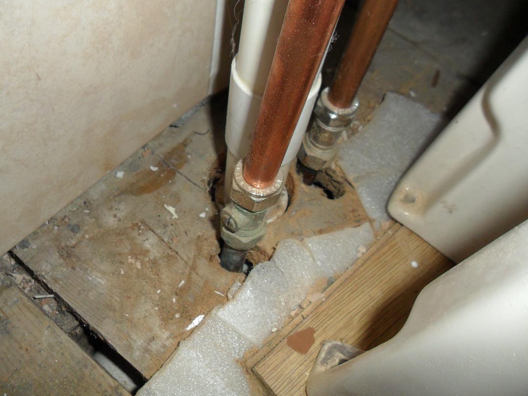 Bathroom behind sink 2.jpg