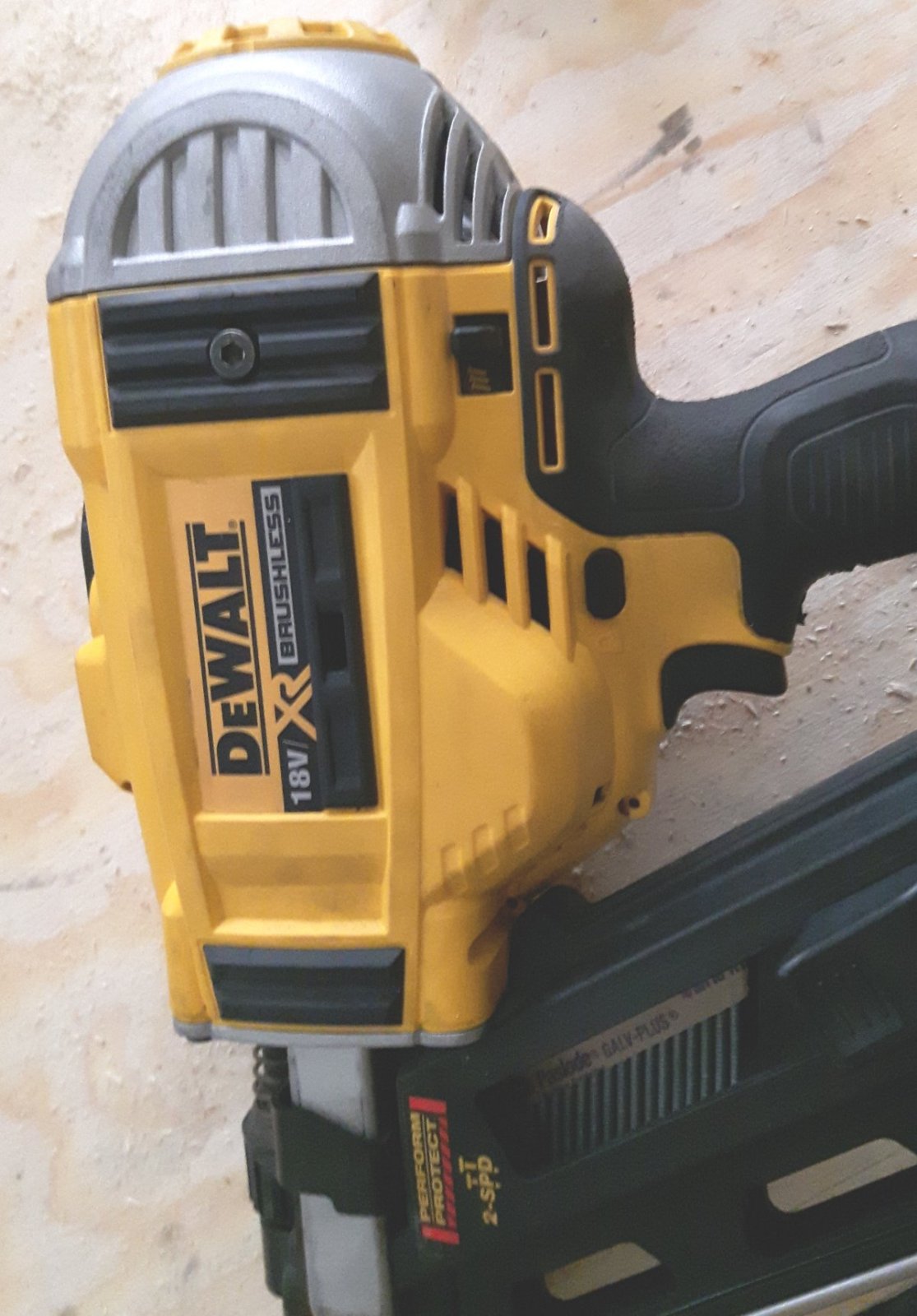 deWalt DCN692 Review – bump_sequential mode switch.jpg