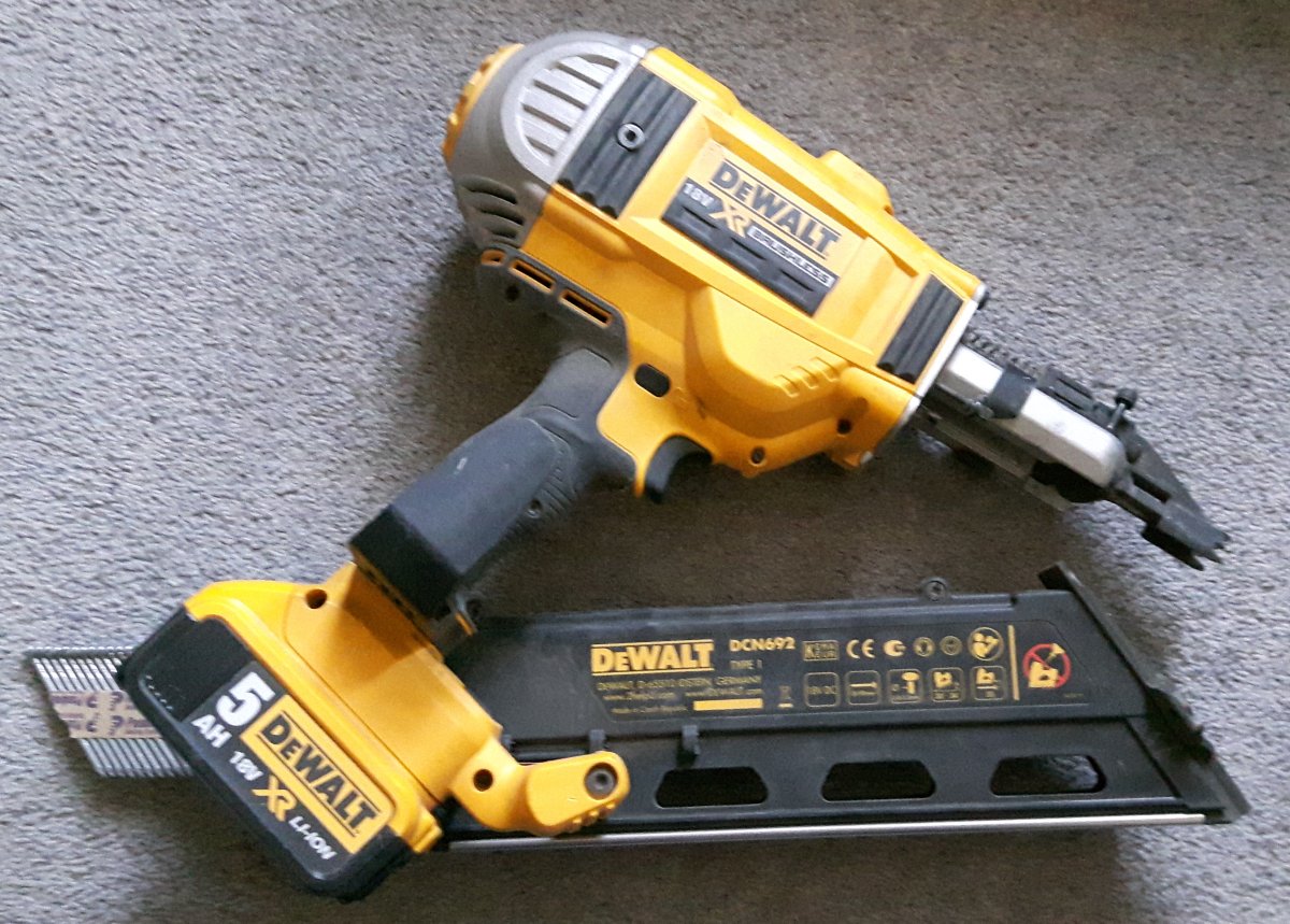 deWalt DCN692 Review – pivoting the magazine.jpg