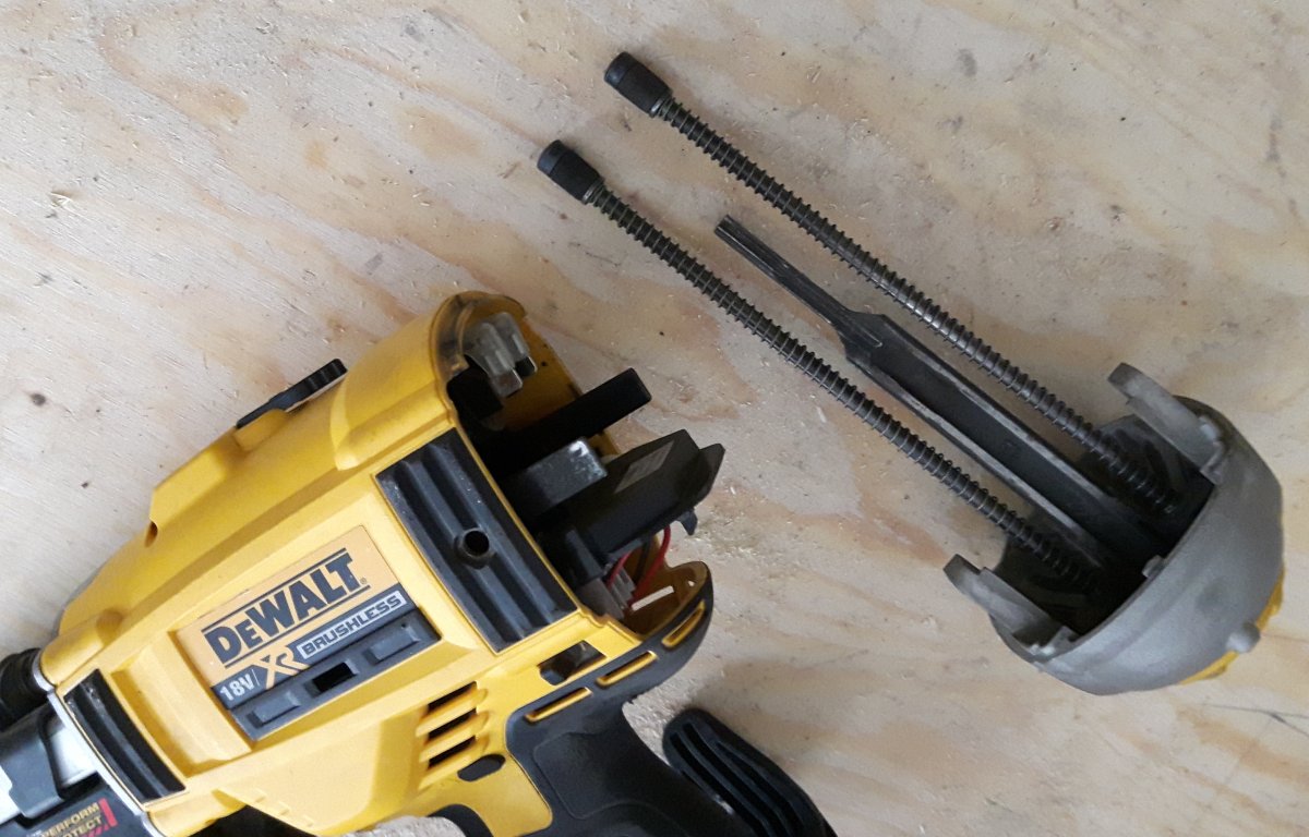 deWalt DCN692 Review – driving pin and spring return casette.jpg