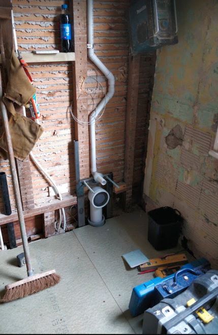 wall hung toilet bracket and down pipe.JPG